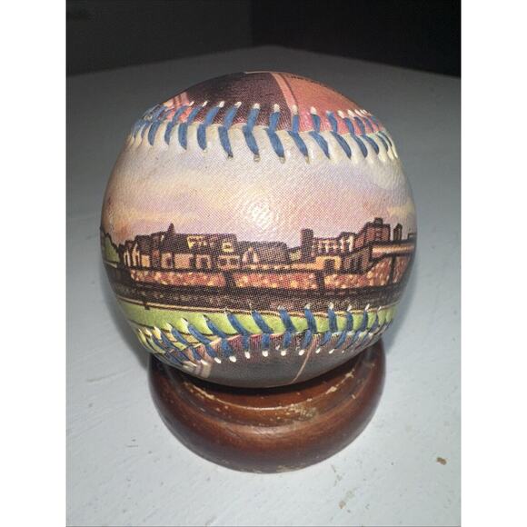 Wrigley Field Limited Edition UNFORGETTABALL Vintage Series Chicago Cubs - Picture 3 of 9